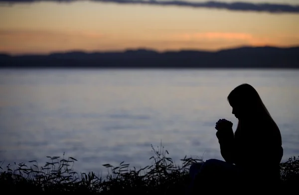 Göl üzerinde dua bir genç kız — Stok fotoğraf