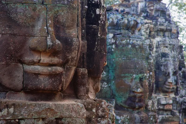 Bayon Tapınağı'nda taş kafalar — Stok fotoğraf