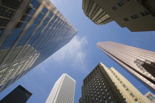 Vista hacia arriba de los edificios del centro — Foto de Stock