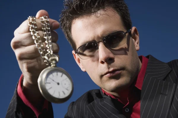 Un uomo che sorregge un orologio da tasca — Foto Stock