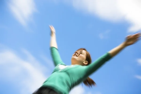 Ragazza con le braccia alzate — Foto Stock