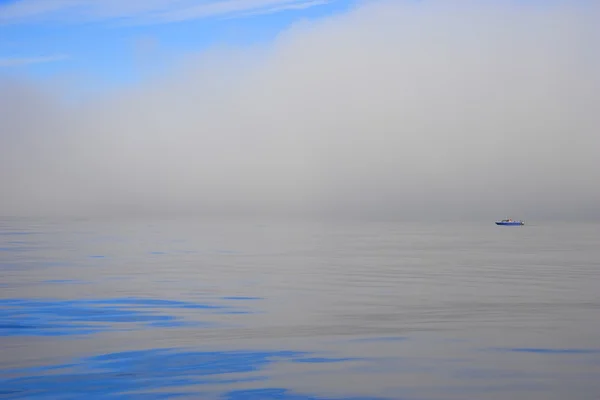 Su dışarı balıkçı teknesi — Stok fotoğraf