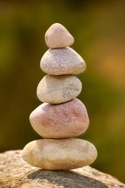 Pedras equilibradas em uma pilha — Fotografia de Stock