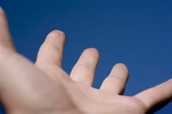 Alcanzando la mano al cielo — Foto de Stock