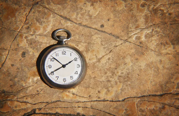 Reloj de bolsillo sobre fondo texturizado — Foto de Stock