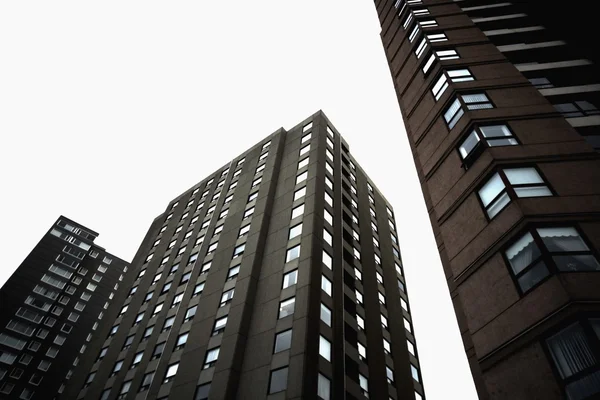 Baixo ângulo de edifícios de apartamentos — Fotografia de Stock