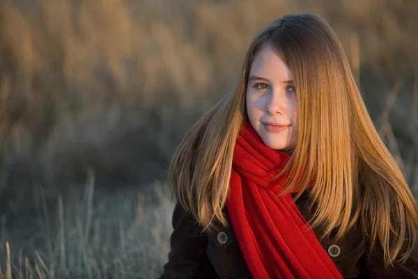 Ragazza adolescente che indossa una sciarpa rossa — Foto Stock