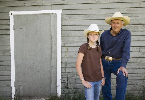 Flickan och hennes farfar — Stockfoto