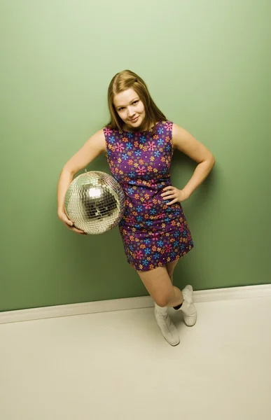 Menina segurando uma bola de discoteca — Fotografia de Stock