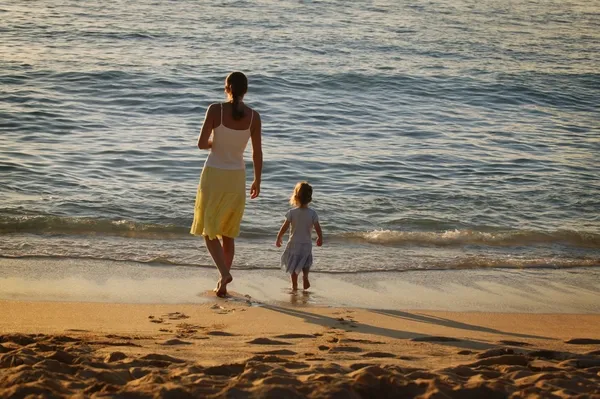 Mãe e filha na praia — Fotografia de Stock