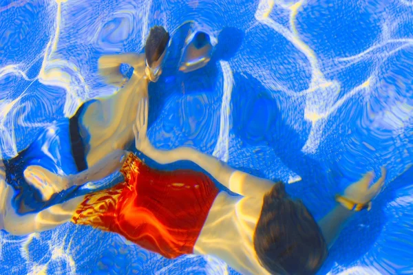 Enfants nageant sous l'eau — Photo