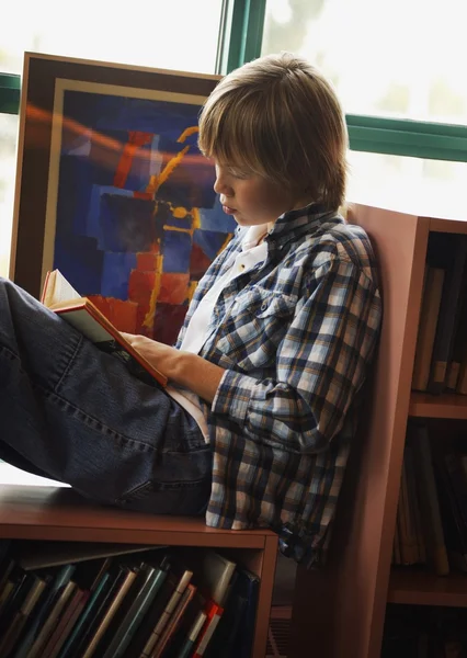 Menino leitura — Fotografia de Stock