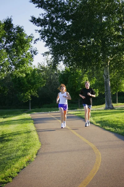 Mann und Frau joggen auf Wanderweg — Stockfoto