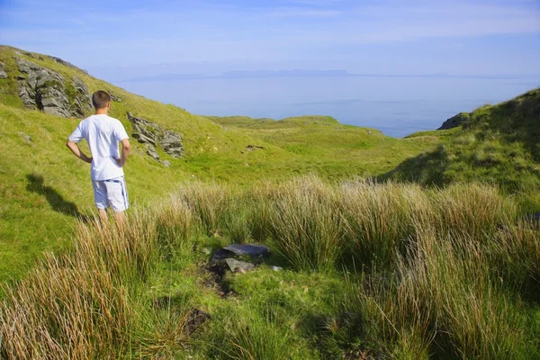 Homem em pé em uma colina na Irlanda — Fotografia de Stock