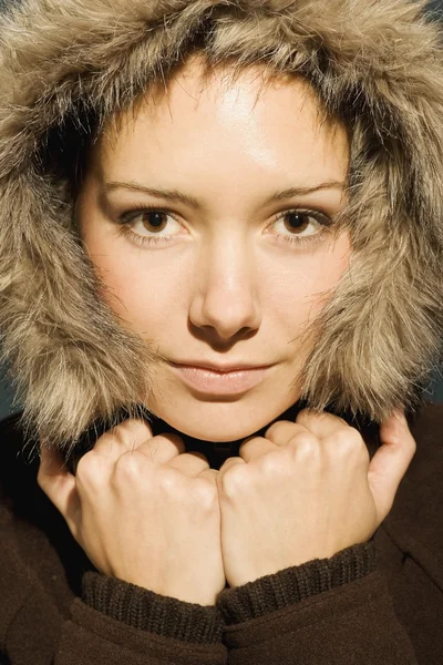 Jeune femme avec manteau d'hiver — Photo