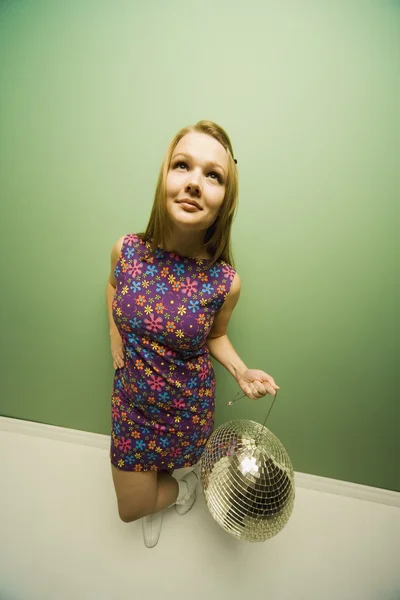 Tienermeisje houden een disco bal — Stockfoto