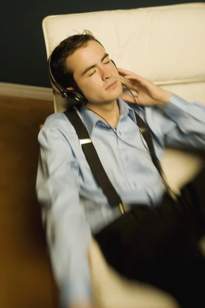 Homme relaxant après le travail — Photo