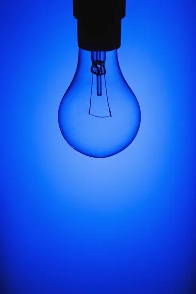 Gloeilamp op blauwe achtergrond — Stockfoto