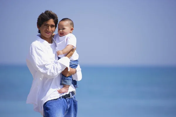 Pai e bebê na praia — Fotografia de Stock