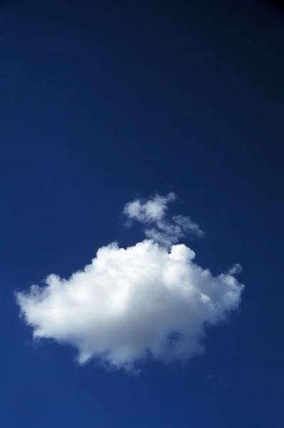Einzelne Wolke am Himmel — Stockfoto