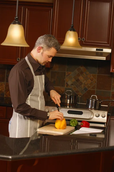 Man koken in keuken — Stockfoto