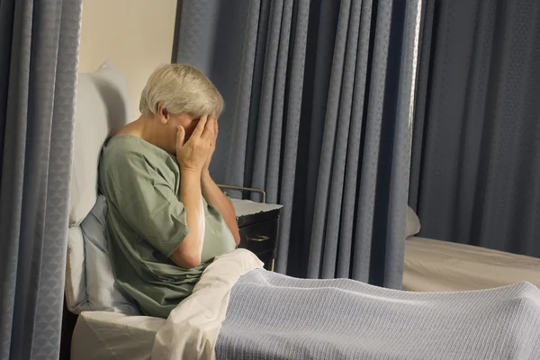 병원 침대에 누워 있는 환자 — 스톡 사진
