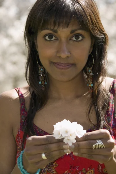 Porträt einer Frau mit Blüte — Stockfoto