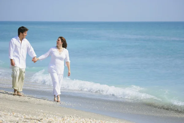 Couple se promener sur une plage — Photo