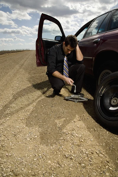 Man Changing Flat Tire — Stock Photo, Image