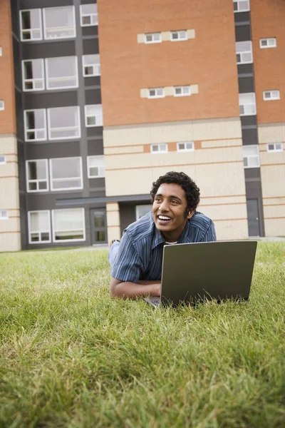 Homme travaillant sur un ordinateur portable — Photo