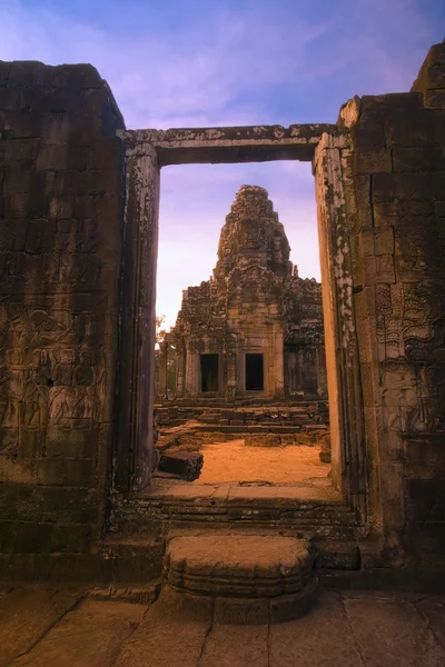Bayon tapınak kalıntıları, angkor girişine thom, cambodia — Stok fotoğraf