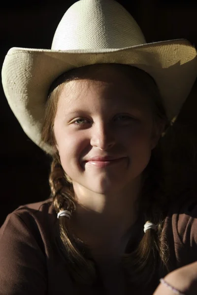 A cowboy kalap mosolygó lány — Stock Fotó