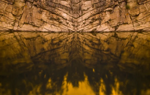 Faccia di roccia riflessa nell'acqua — Foto Stock