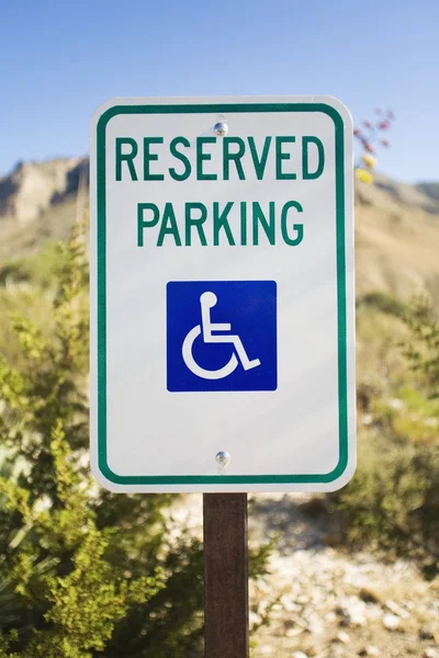 駐車禁止標識の障害者のために予約されています — ストック写真
