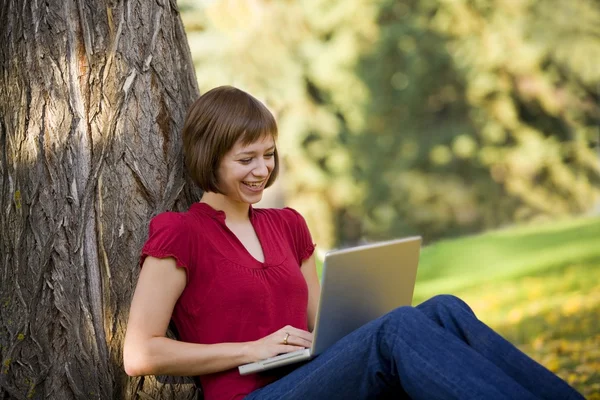 Frau tippt auf Laptop — Stockfoto