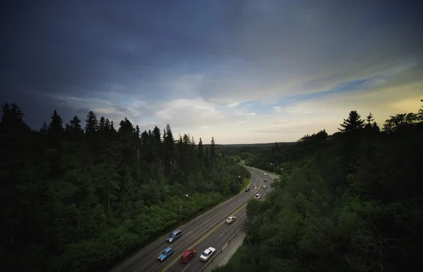 田園高速道路で移動するトラフィックの高角度のビュー — ストック写真