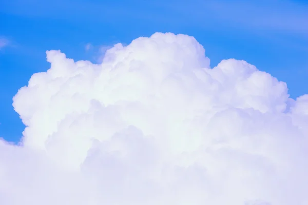 Nubes esponjosas — Foto de Stock