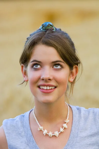 Sapo de árvore branca na cabeça da menina — Fotografia de Stock