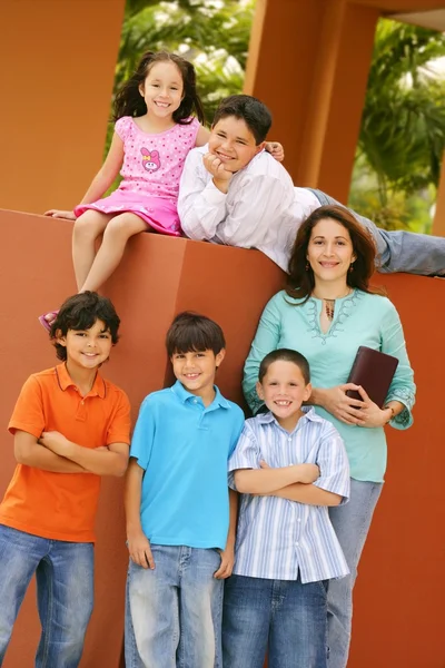 Tournage de groupe d'une femme et d'enfants — Photo