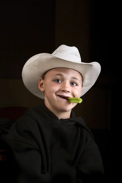 Menino comendo uma vara de aipo — Fotografia de Stock