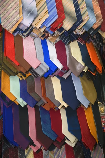 Wielobarwne krawaty na wyświetlaczu — Zdjęcie stockowe