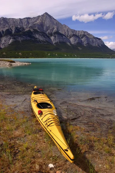 在一个高山湖泊，大卫 · 汤普森，艾伯塔，加拿大皮艇 — 图库照片