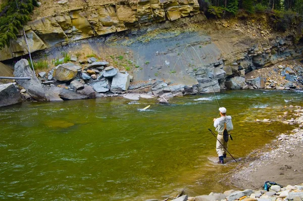 Pesca com mosca em um rio — Fotografia de Stock