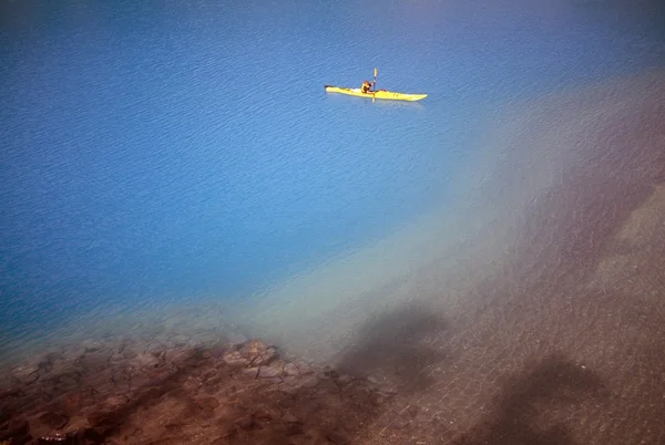 Kayak de mar en el lago Atlin, Parque Provincial del lago Atlin — Foto de Stock