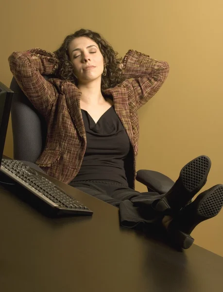 Mulher descansando em sua mesa — Fotografia de Stock