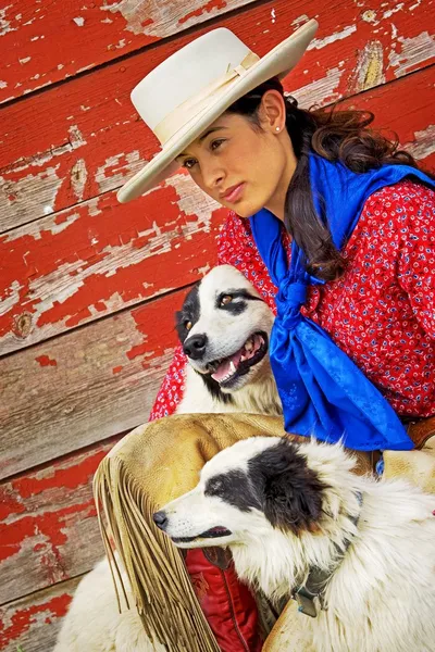 Cowgirl med två hundar — Stockfoto