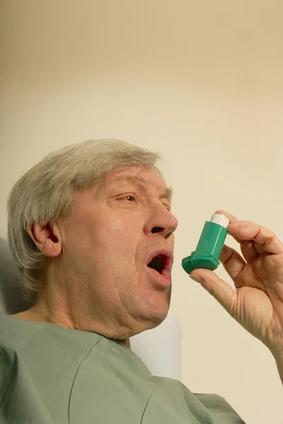 Man med en inhalator — Stockfoto