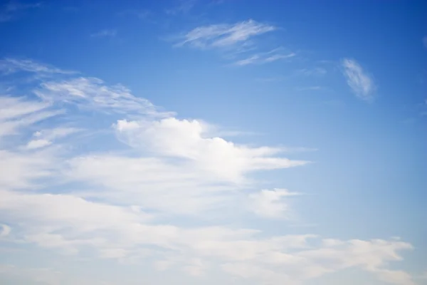 Nubes blancas y cielo azul — Foto de Stock