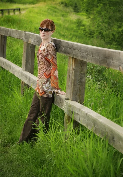 Femme avec lunettes de soleil — Photo