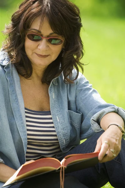 Lady Reading In The Park — Stock Photo, Image